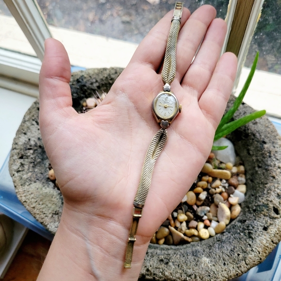 Vintage Services 5 Jewels Gold & Silver Dainty Classic Watch - Picture 6 of 9